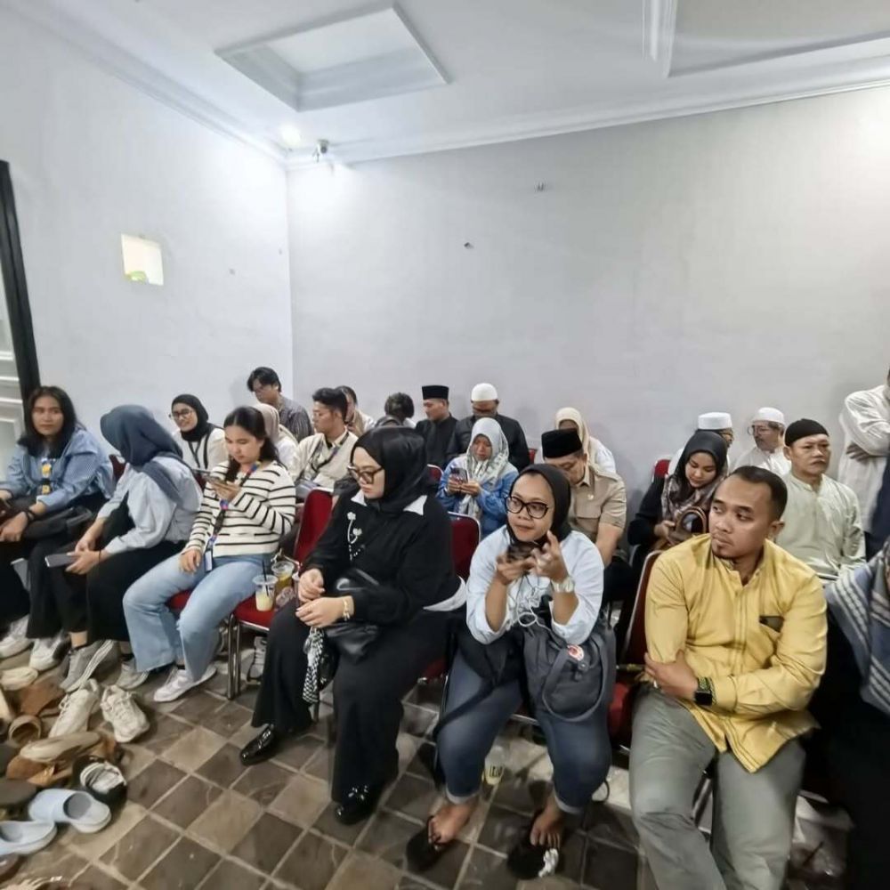 9 Potret tahlilan 7 hari Mpok Alpa, rumah mendiang sesak dipadati ribuan warga yang ingin doa bersama