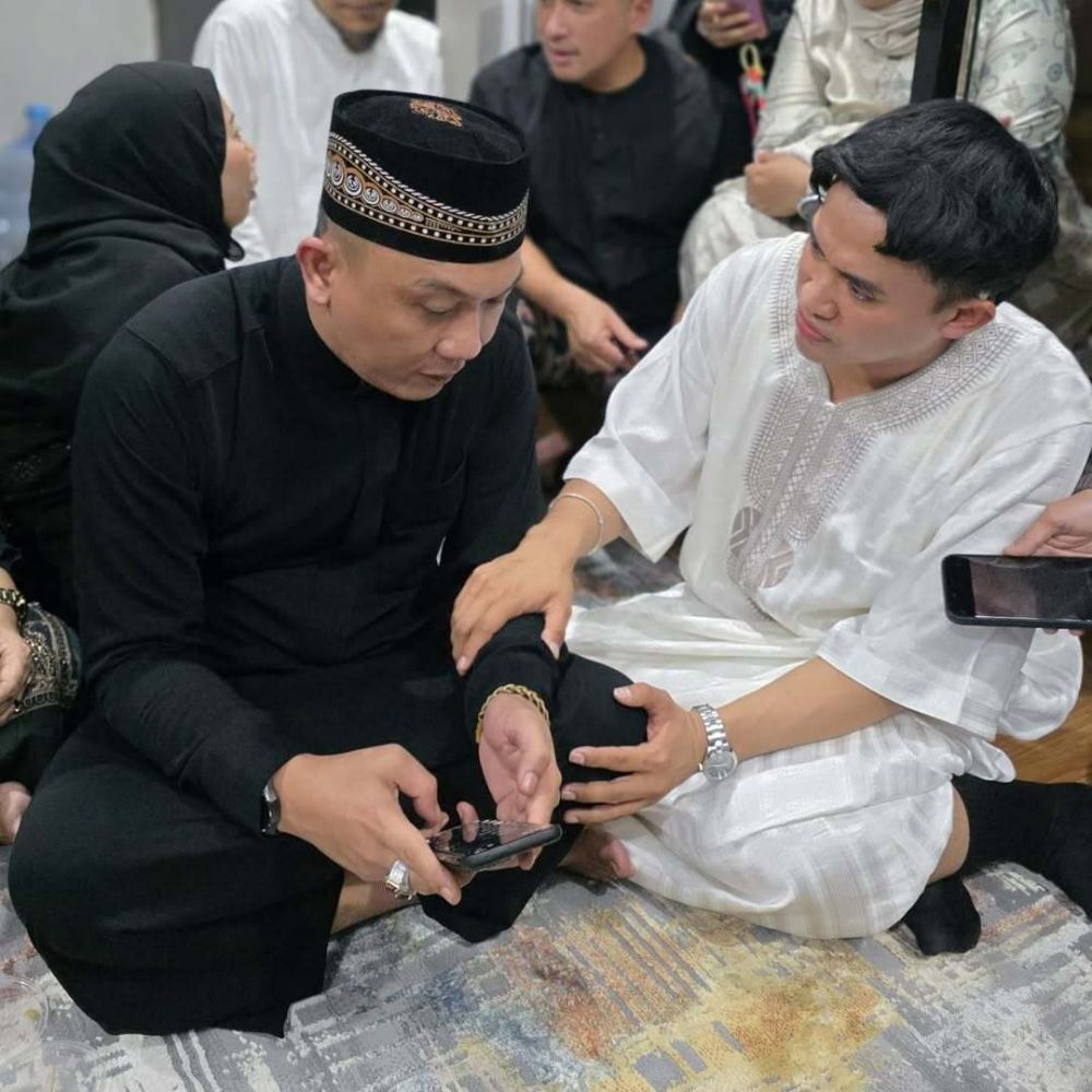 9 Potret tahlilan 7 hari Mpok Alpa, rumah mendiang sesak dipadati ribuan warga yang ingin doa bersama