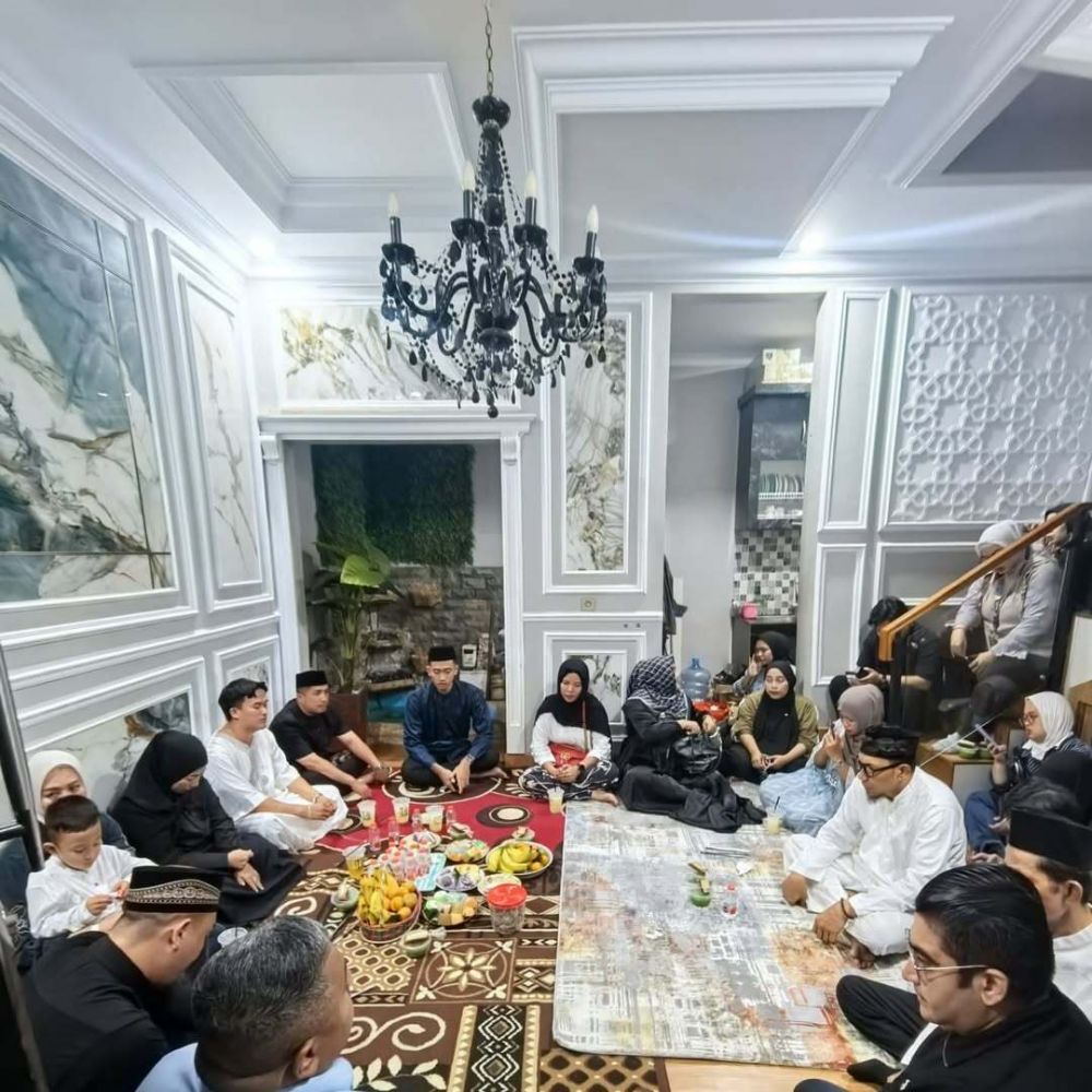 9 Potret tahlilan 7 hari Mpok Alpa, rumah mendiang sesak dipadati ribuan warga yang ingin doa bersama