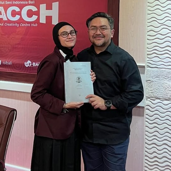 Semangat kuliah demi gelar doktor, 7 potret Zee Zee Shahab rampungkan uji kelayakan disertasi S-3