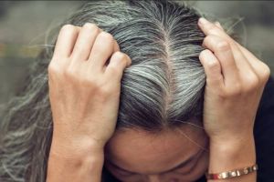 Nggak perlu repot ke salon, ini cara hilangkan uban pakai 1 jenis bubuk minuman, rambut kembali hitam