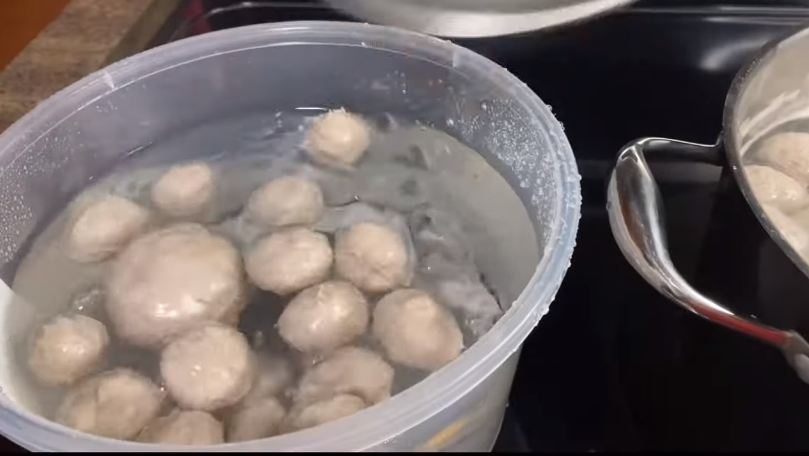 Bye-bye bakso lembek! Ini resep bakso sapi full daging yang kenyal tanpa tepung