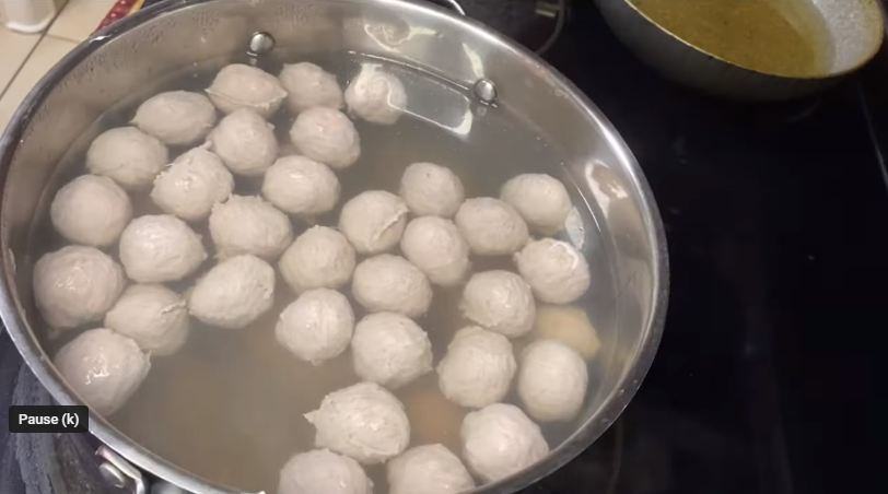 Bye-bye bakso lembek! Ini resep bakso sapi full daging yang kenyal tanpa tepung