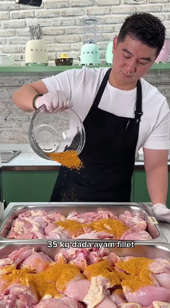 Tak ada pesta mewah di ultah ke-37, Chef Arnold pilih bagi-bagi makanan gratis, ini 9 potretnya