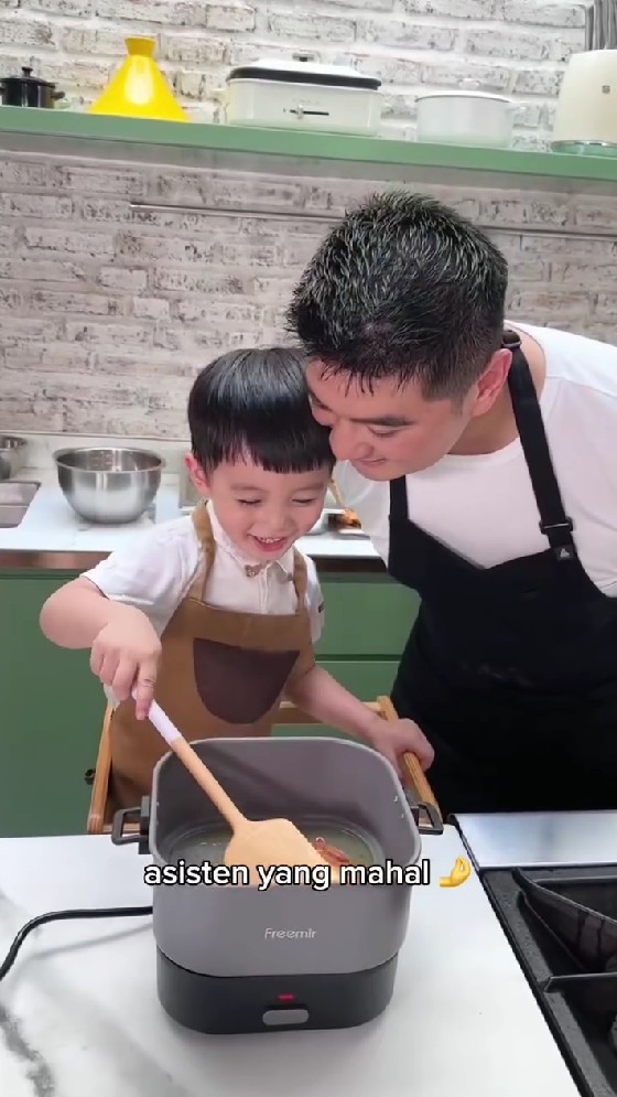 Tak ada pesta mewah di ultah ke-37, Chef Arnold pilih bagi-bagi makanan gratis, ini 9 potretnya