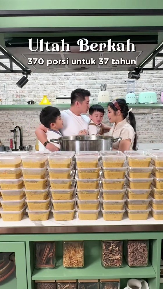 Tak ada pesta mewah di ultah ke-37, Chef Arnold pilih bagi-bagi makanan gratis, ini 9 potretnya