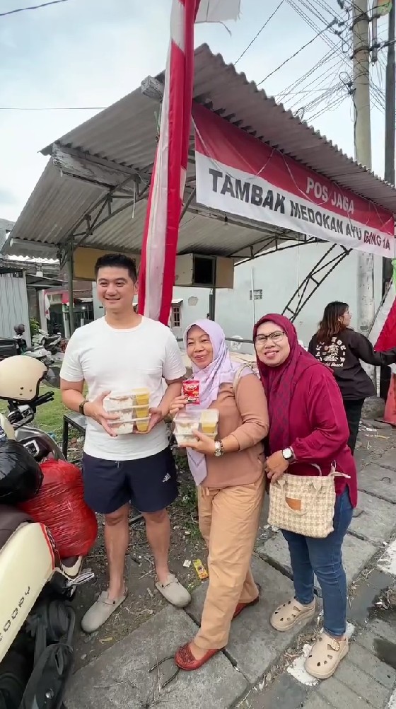Tak ada pesta mewah di ultah ke-37, Chef Arnold pilih bagi-bagi makanan gratis, ini 9 potretnya