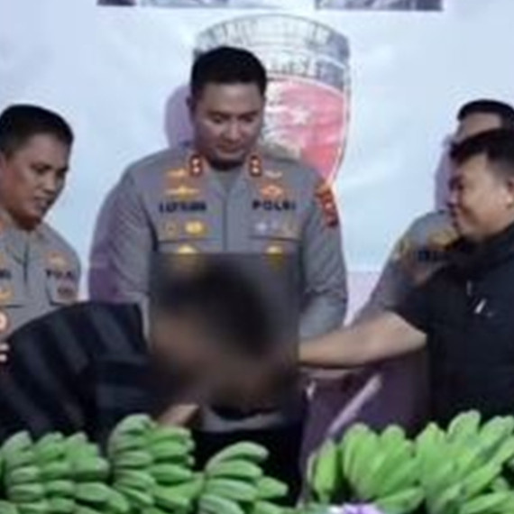 Pria ini nekat mencuri pisang tetangga untuk bayar utang dan istri hamil, endingnya bikin haru