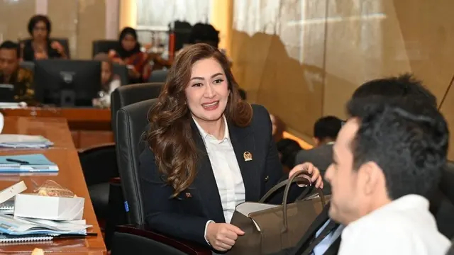 Potret gaya Nafa Urbach tenteng tas Rp80 juta saat rapat kerja DPR