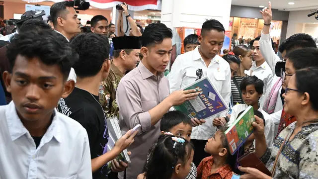 Momen Gibran traktir anak yatim dan siswa Sekolah Rakyat di Pontianak, dibelikan perlengkapan sekolah