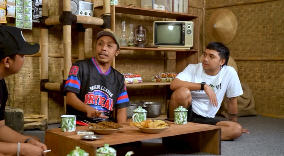 Kisah Furry Setya 'Mas Pur' lulus S1 di usia 42, 15 tahun kuliah karena kejar karier di Jakarta