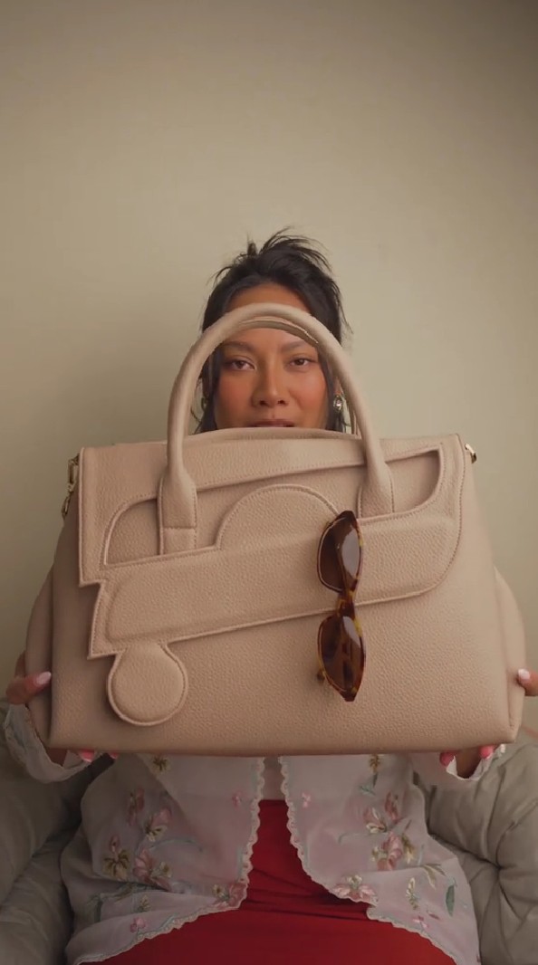 Tara Basro buat konten What's in My Bag, 9 potret isinya bikin melongo, warung Madura kalah