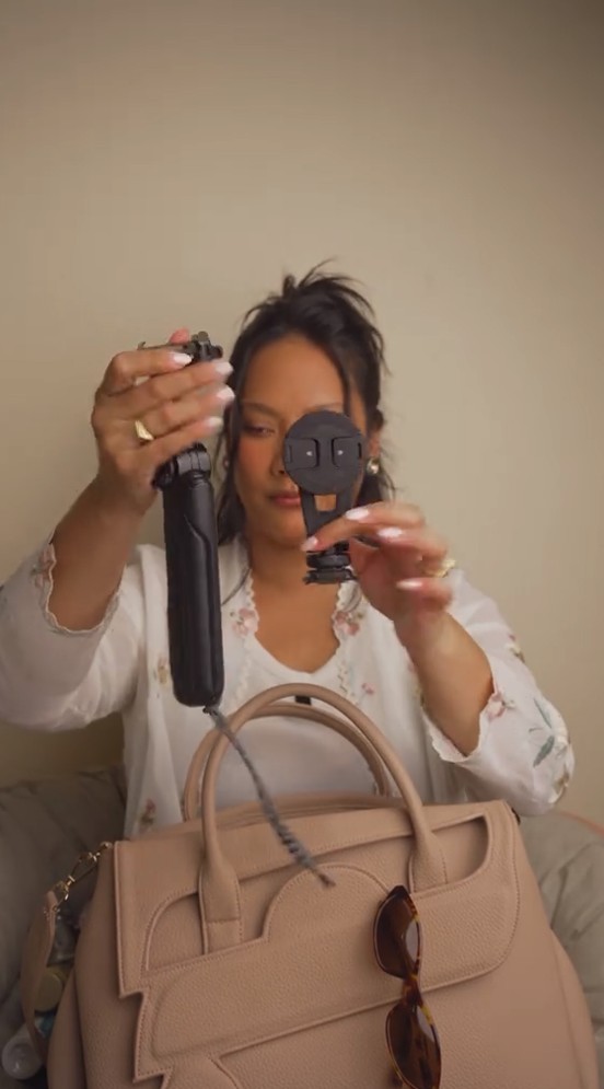 Tara Basro buat konten What's in My Bag, 9 potret isinya bikin melongo, warung Madura kalah