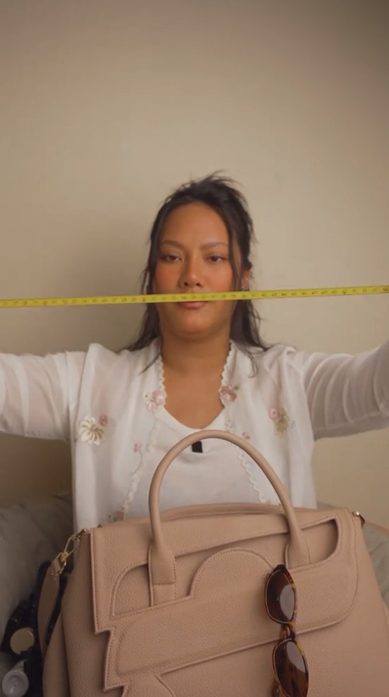 Tara Basro buat konten What's in My Bag, 9 potret isinya bikin melongo, warung Madura kalah