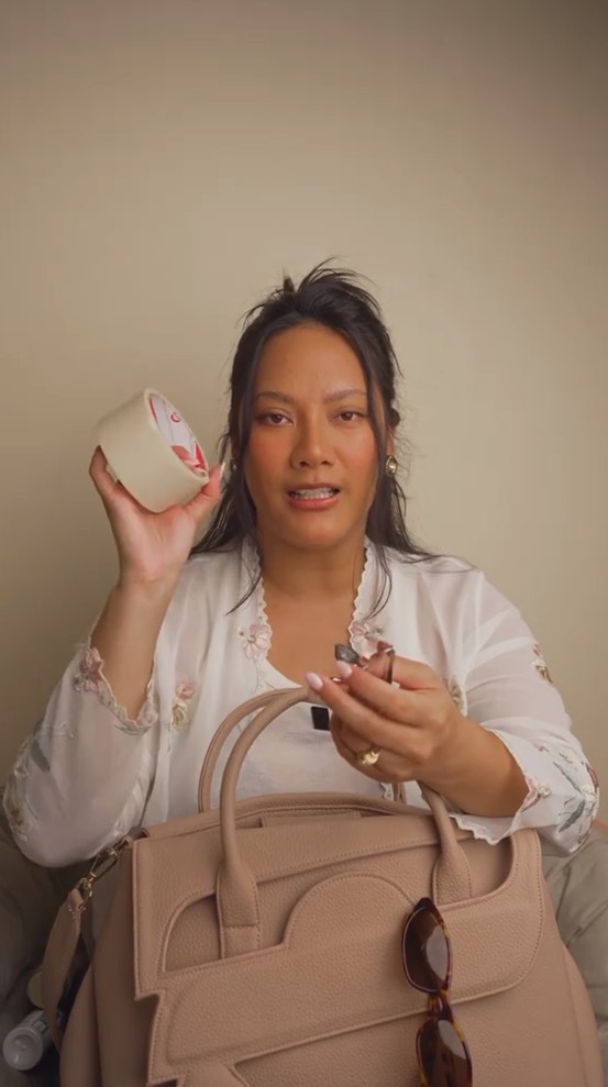 Tara Basro buat konten What's in My Bag, 9 potret isinya bikin melongo, warung Madura kalah