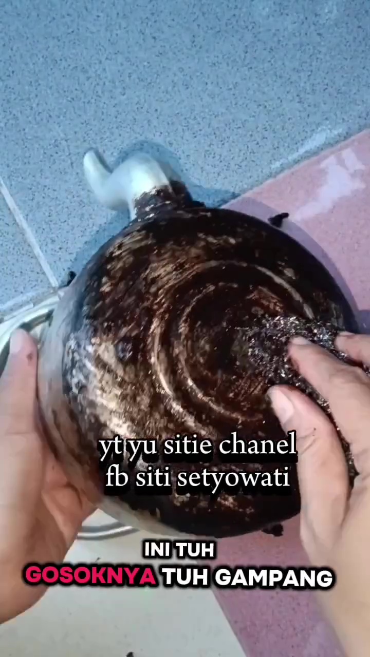 Teko lama sudah gosong dan hitam? Ini solusi jitu mengembalikan kilaunya cuma dengan 3 bahan dapur 