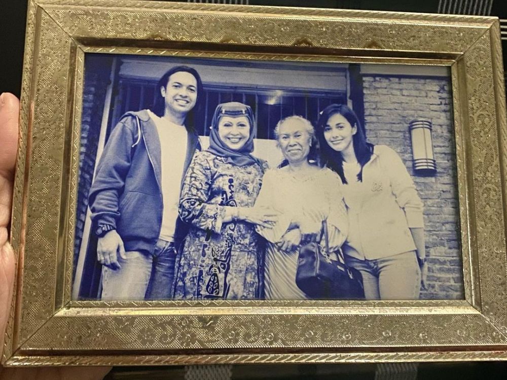 Sama-sama jadi artis, ini potret lawas 9 seleb bersama orang tua, Aminah 'Mak Nyak' syuting bareng ibu