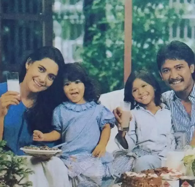 Sama-sama jadi artis, ini potret lawas 9 seleb bersama orang tua, Aminah 'Mak Nyak' syuting bareng ibu