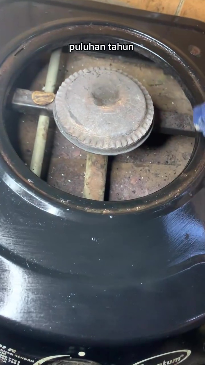 Kompor berminyak dan berkerak bisa kesat lagi seperti baru keluar toko, intip cara membersihkannya