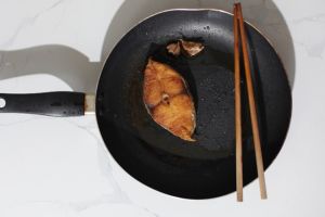 Punya wajan bolong jangan langsung dibuang! Ini solusi praktis biar bisa dipakai menggoreng makanan