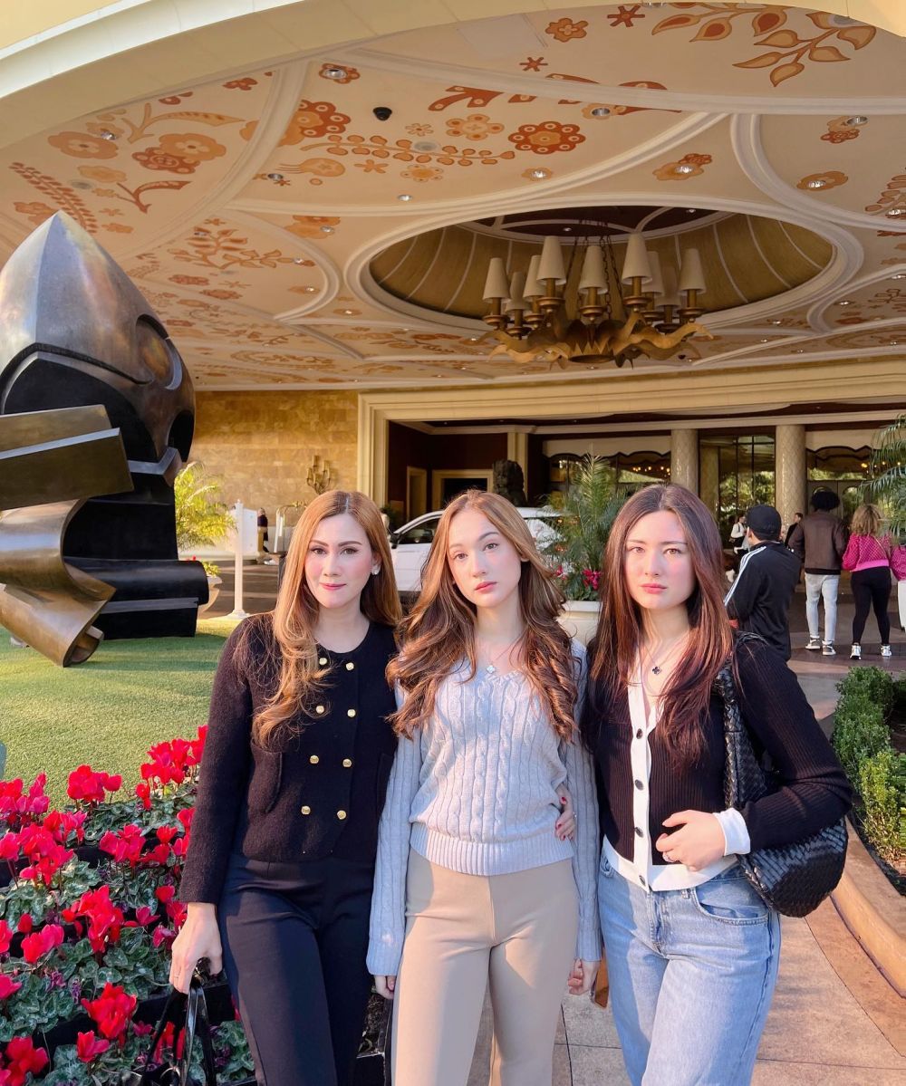 Bak kakak adik meski beda belasan tahun, 9 kebersamaan Laura Moane mantan pacar Al Ghazali dan ibunda