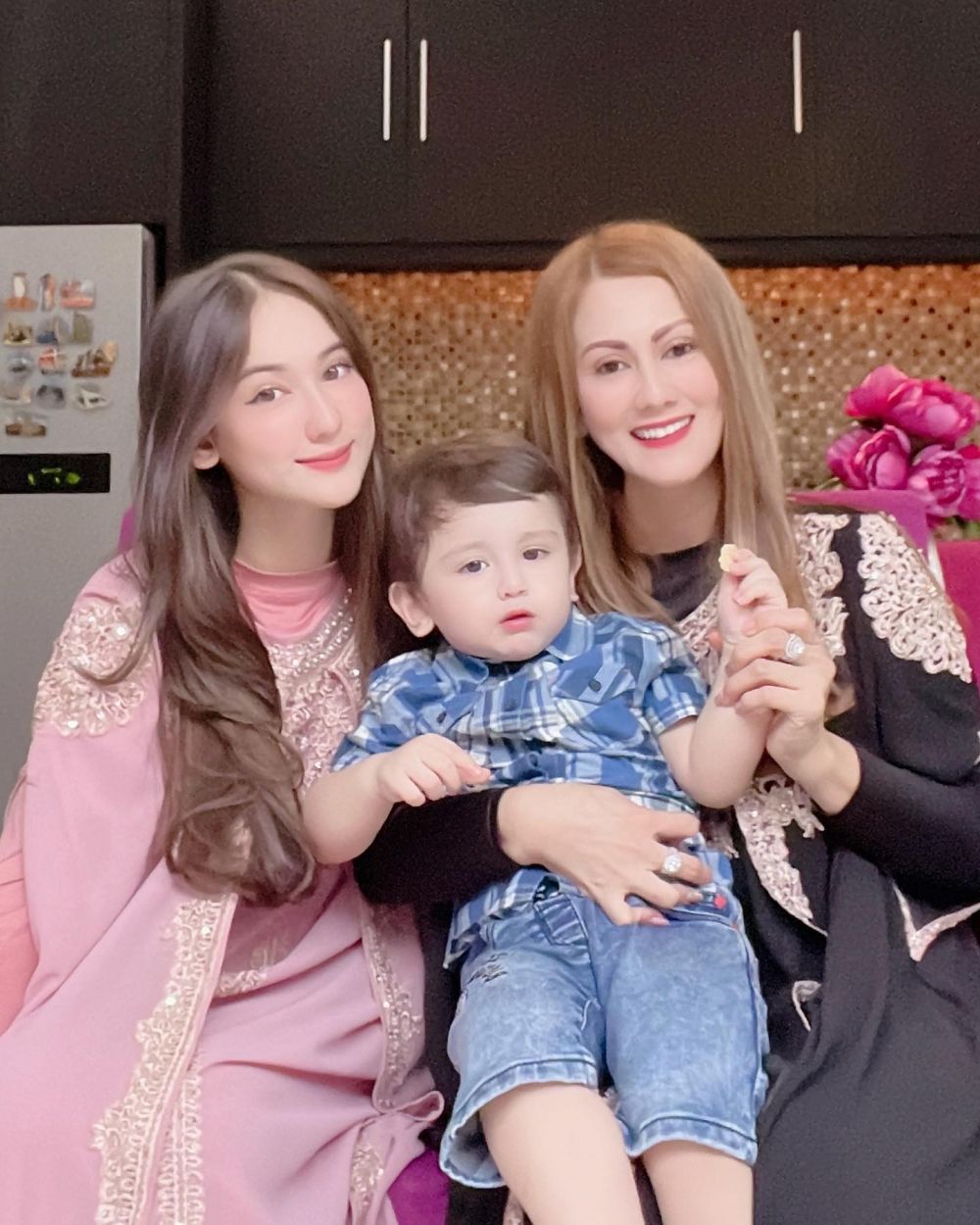 Bak kakak adik meski beda belasan tahun, 9 kebersamaan Laura Moane mantan pacar Al Ghazali dan ibunda