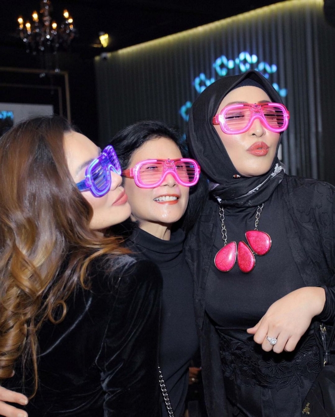 Bak kakak adik, begini 11 potret kedekatan Reza Angelina dan Angelina Sondakh, jauh dari permusuhan