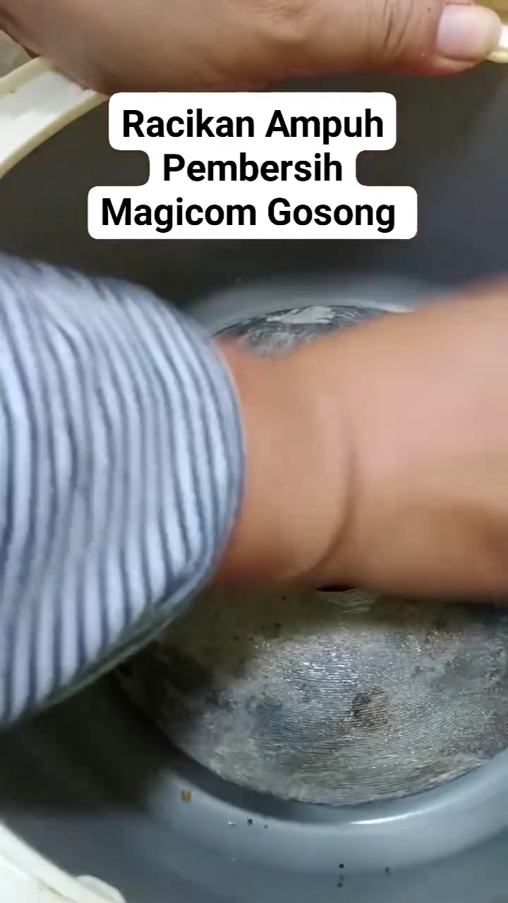 Wajib dicoba! Racikan 2 bahan ini ternyata ampuh bersihkan kerak dasar rice cooker dalam sekali gosok