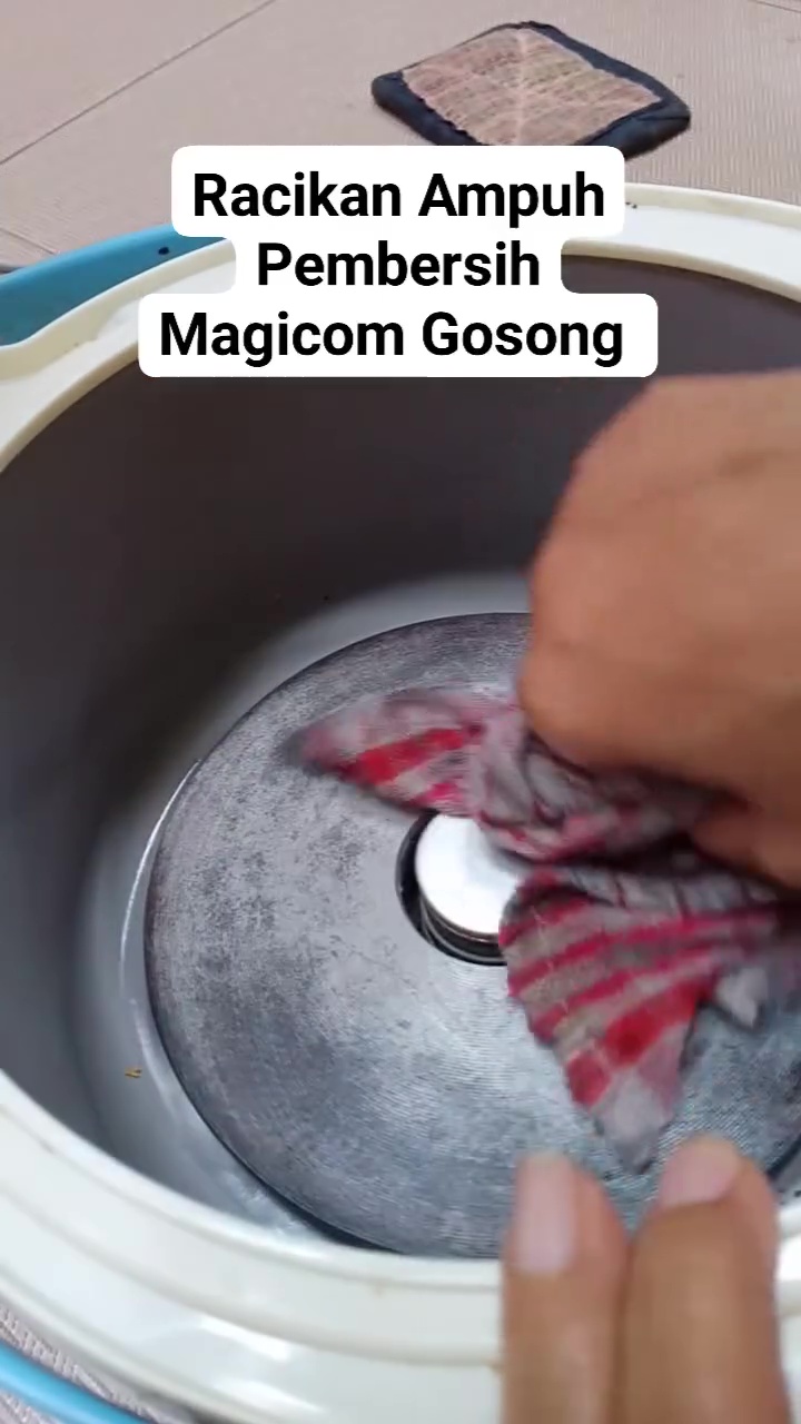 Wajib dicoba! Racikan 2 bahan ini ternyata ampuh bersihkan kerak dasar rice cooker dalam sekali gosok