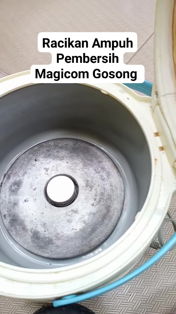 Wajib dicoba! Racikan 2 bahan ini ternyata ampuh bersihkan kerak dasar rice cooker dalam sekali gosok