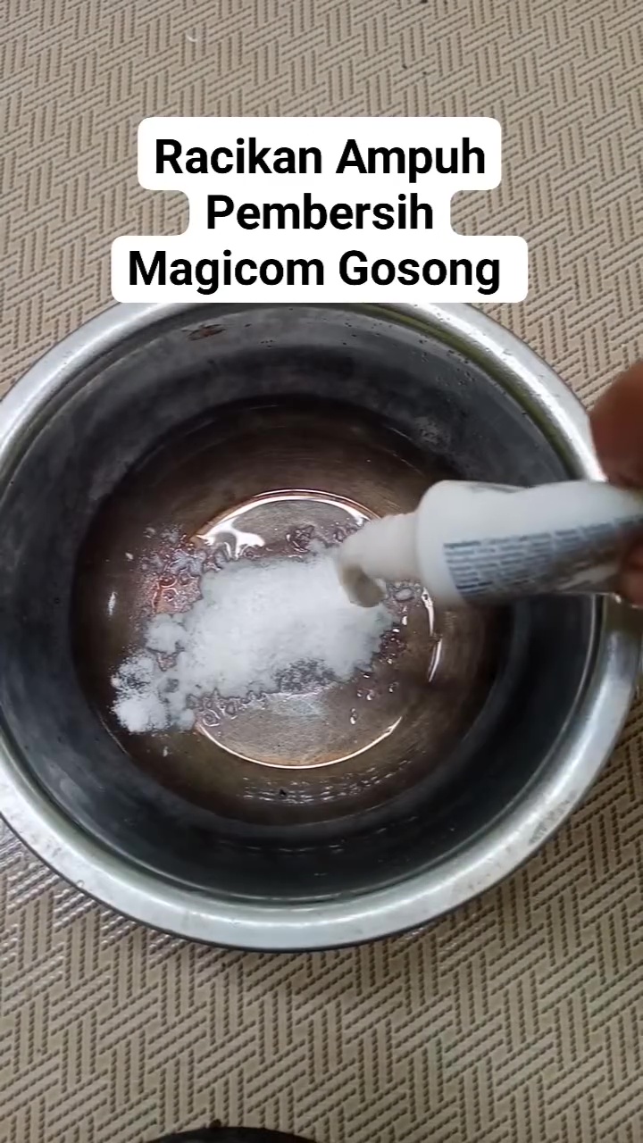 Wajib dicoba! Racikan 2 bahan ini ternyata ampuh bersihkan kerak dasar rice cooker dalam sekali gosok