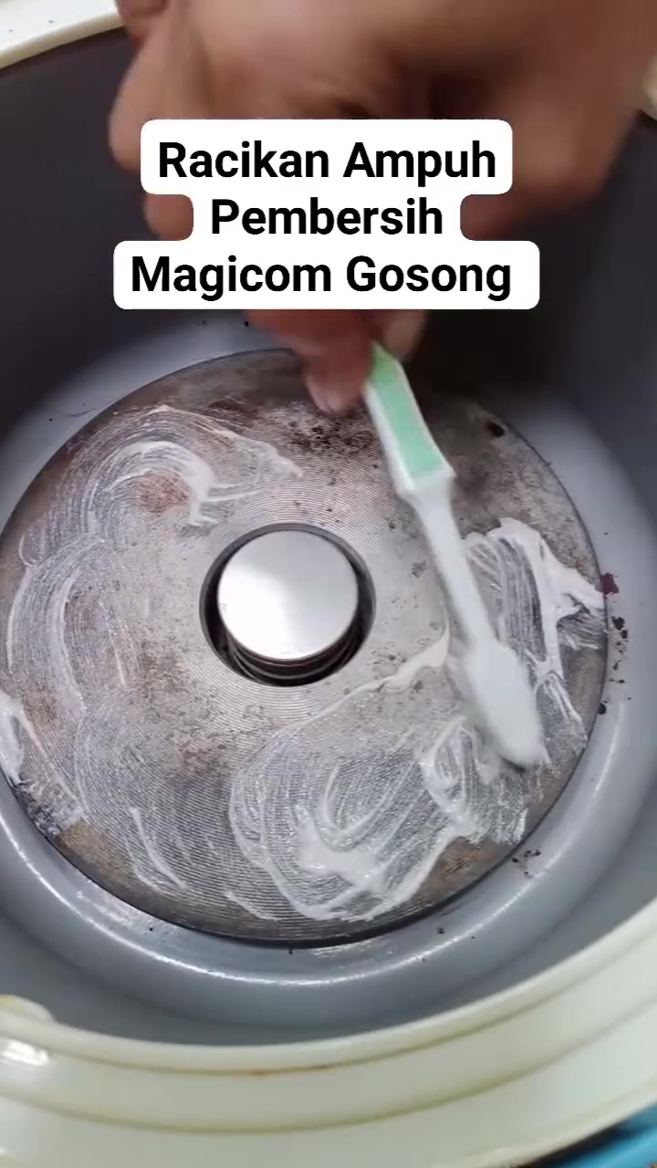 Wajib dicoba! Racikan 2 bahan ini ternyata ampuh bersihkan kerak dasar rice cooker dalam sekali gosok