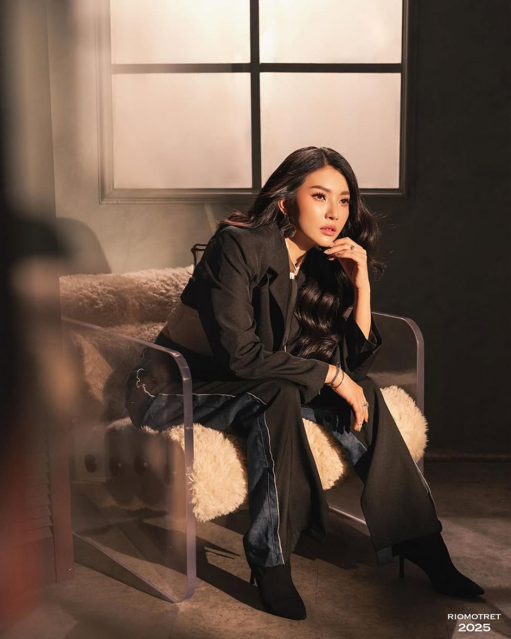 Aura cantiknya makin terpancar, ini 7 pemotretan terbaru Sarwendah yang elegan dengan outfit hitam