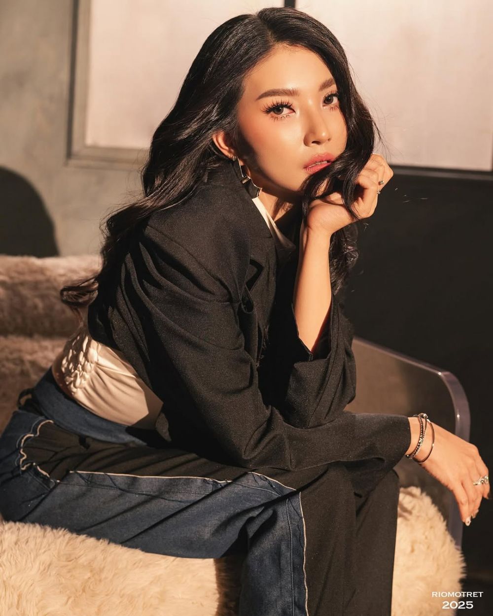 Aura cantiknya makin terpancar, ini 7 pemotretan terbaru Sarwendah yang elegan dengan outfit hitam