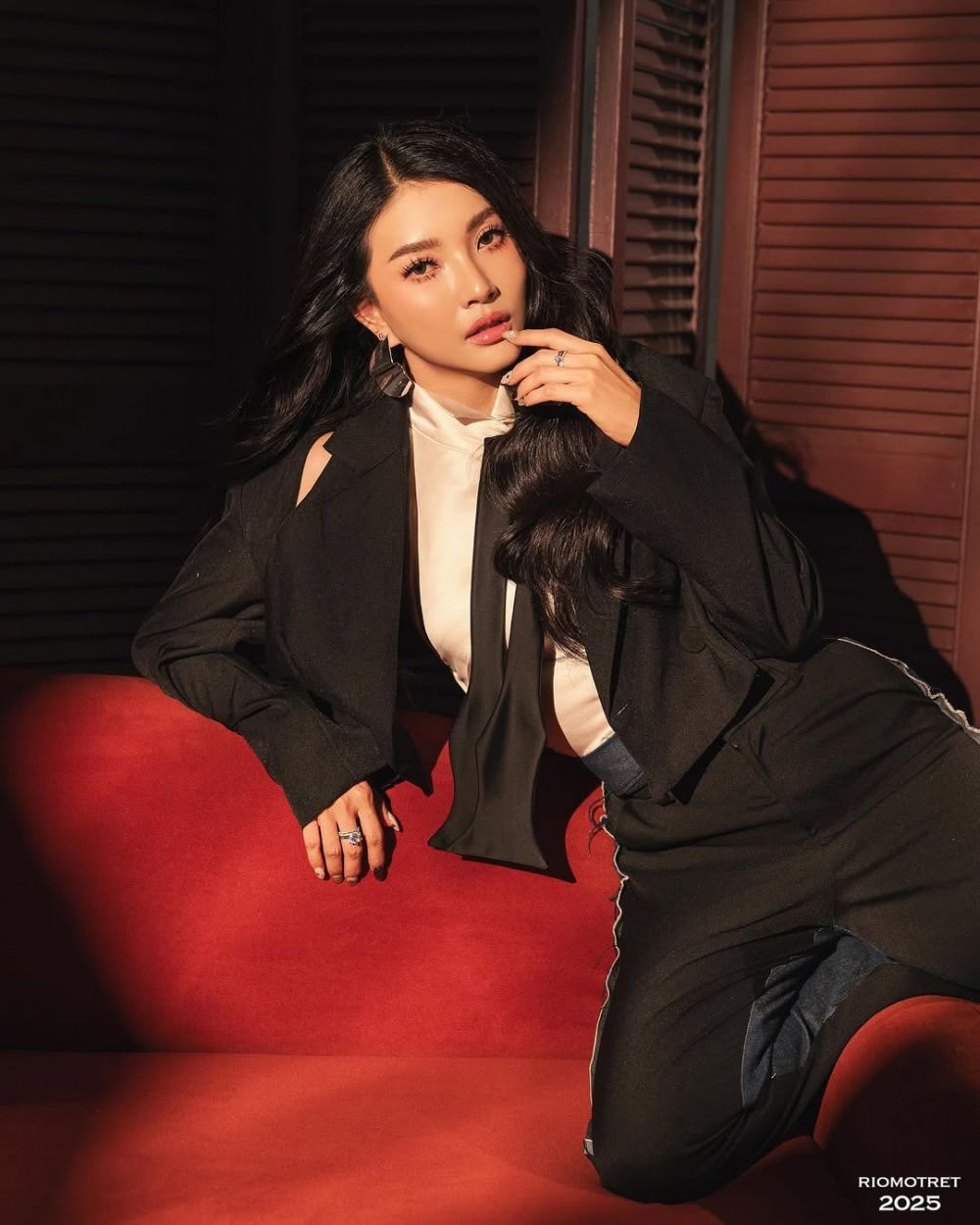 Aura cantiknya makin terpancar, ini 7 pemotretan terbaru Sarwendah yang elegan dengan outfit hitam