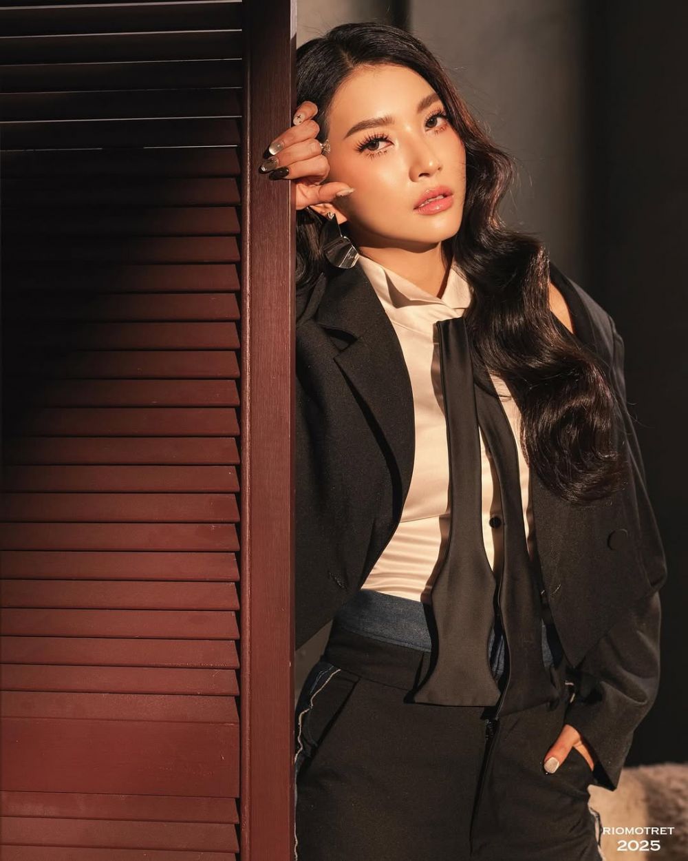 Aura cantiknya makin terpancar, ini 7 pemotretan terbaru Sarwendah yang elegan dengan outfit hitam