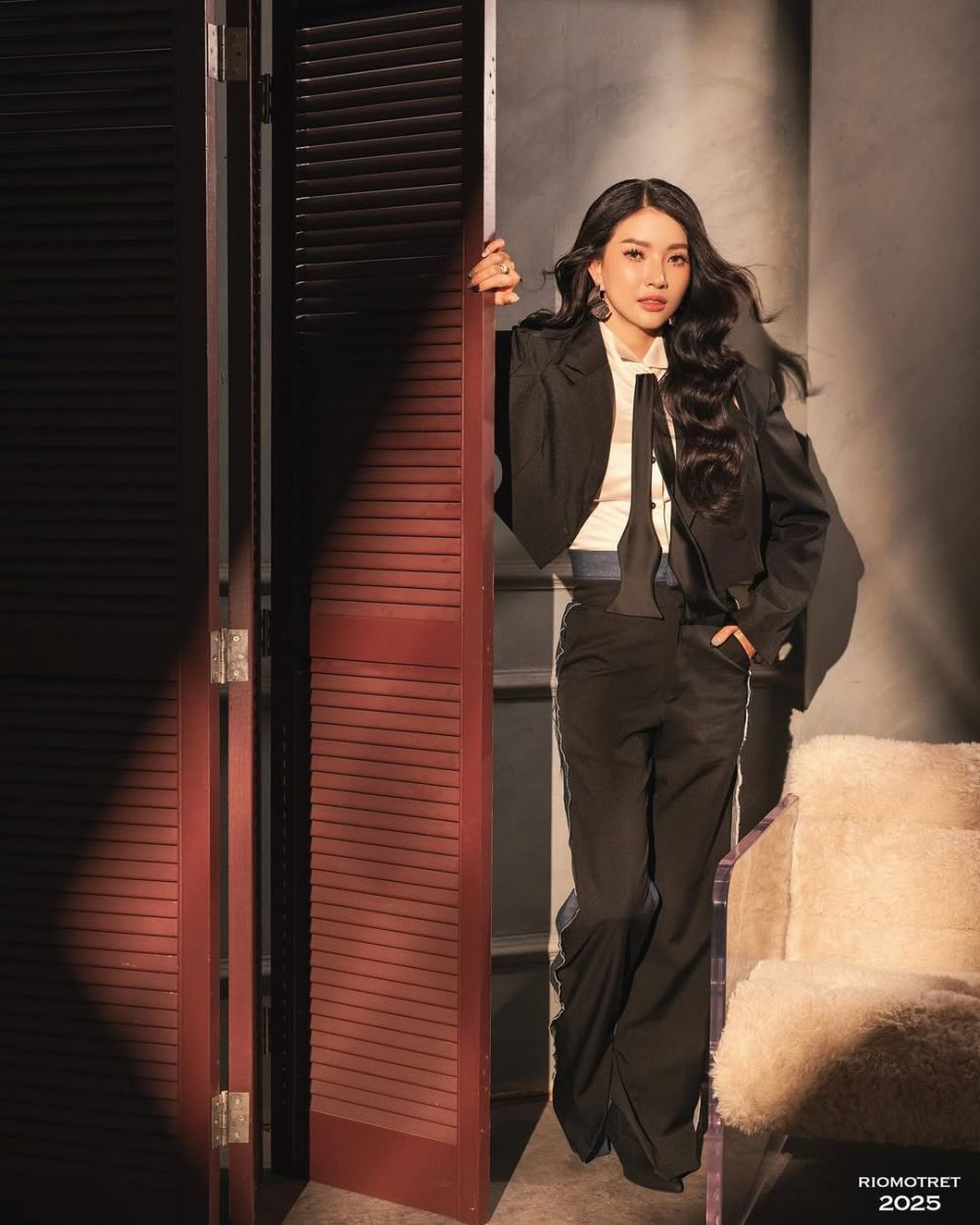 Aura cantiknya makin terpancar, ini 7 pemotretan terbaru Sarwendah yang elegan dengan outfit hitam