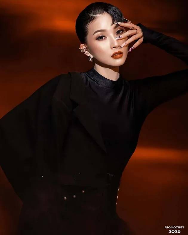 Aura cantiknya makin terpancar, ini 7 pemotretan terbaru Sarwendah yang elegan dengan outfit hitam