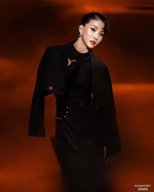 Aura cantiknya makin terpancar, ini 7 pemotretan terbaru Sarwendah yang elegan dengan outfit hitam