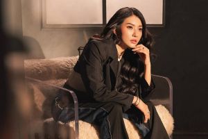 Aura cantiknya makin terpancar, ini 7 pemotretan terbaru Sarwendah yang elegan dengan outfit hitam