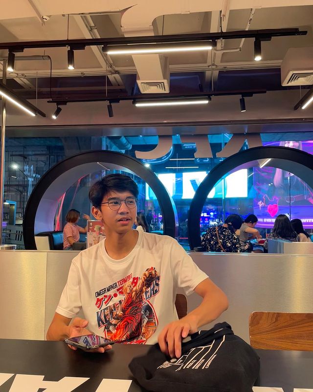 Pesona tampan diwarisi sang ayah, ini 9 potret Ayman Modjo putra Duta Sheila On 7 yang makin dewasa