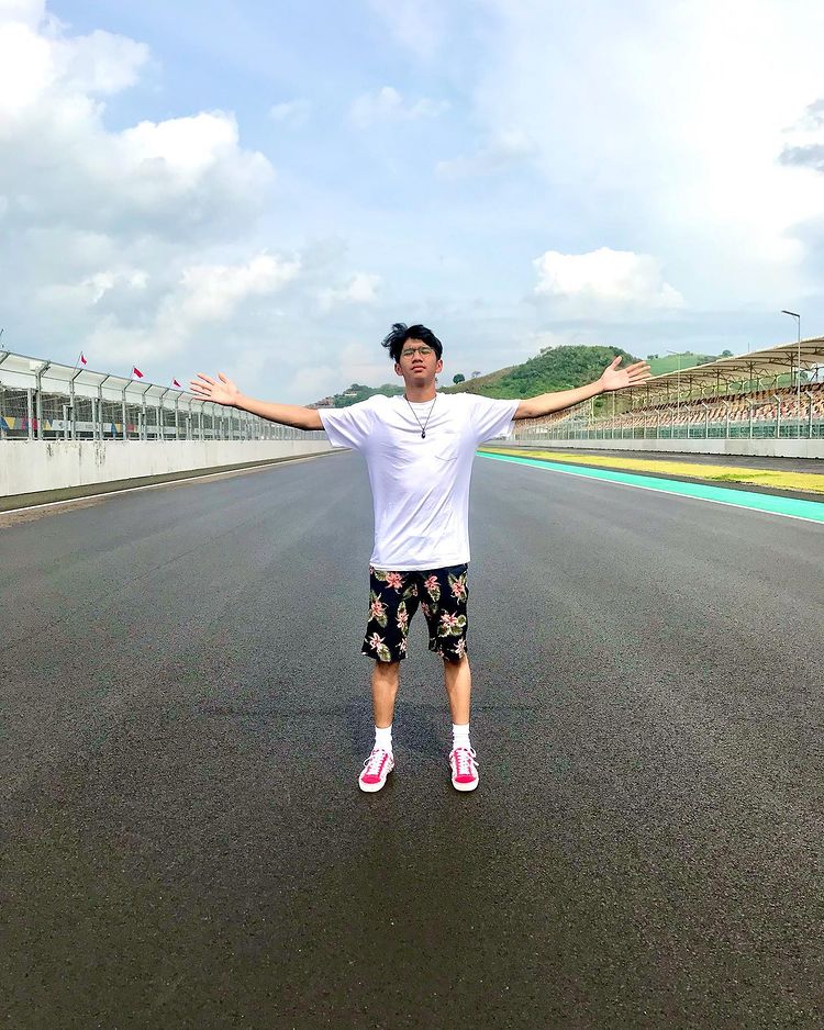 Pesona tampan diwarisi sang ayah, ini 9 potret Ayman Modjo putra Duta Sheila On 7 yang makin dewasa