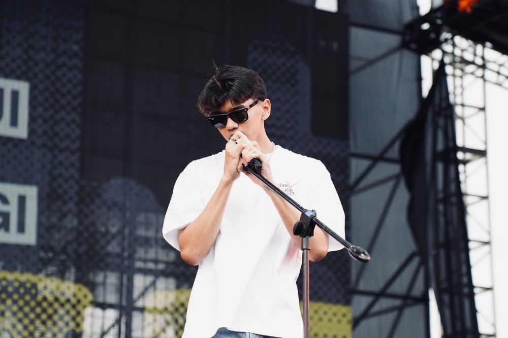 Pesona tampan diwarisi sang ayah, ini 9 potret Ayman Modjo putra Duta Sheila On 7 yang makin dewasa