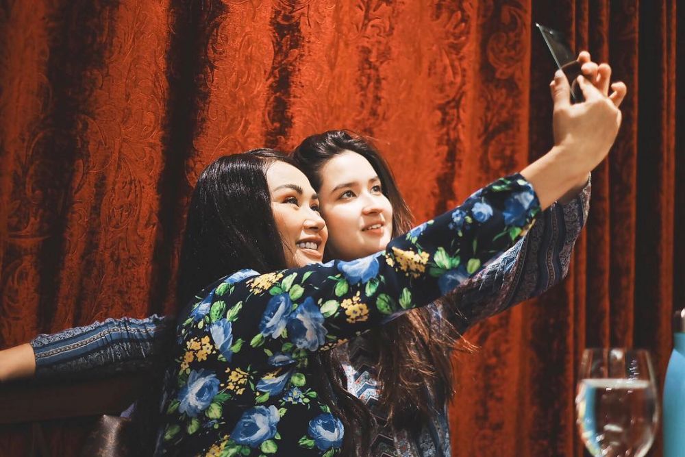 Ibu dan anak selisih 34 tahun tapi bak kakak adik, ini 11 potret Titi DJ bareng Stephanie Poetri