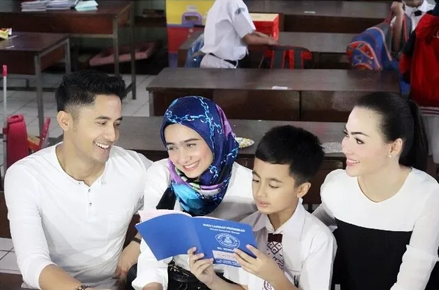 9 Potret kompak Sonya Fatmala dan Christy Jusung dukung Bintang Pratama, terbaru hadiri penghargaan