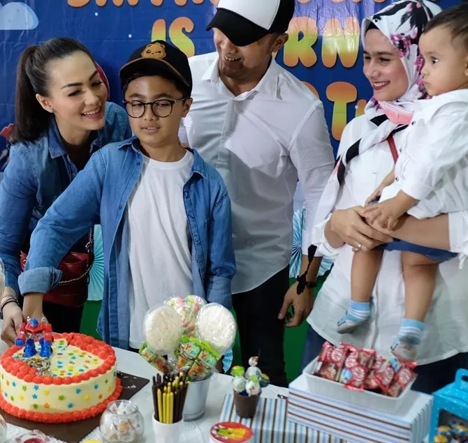 9 Potret kompak Sonya Fatmala dan Christy Jusung dukung Bintang Pratama, terbaru hadiri penghargaan