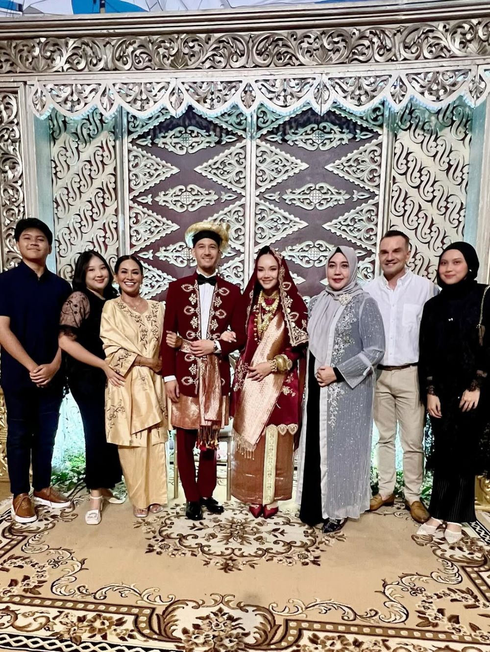 Akad sederhana, 9 potret resepsi nikah Alexandra Daguise kakak ipar Al Ghazali bernuansa adat Minang