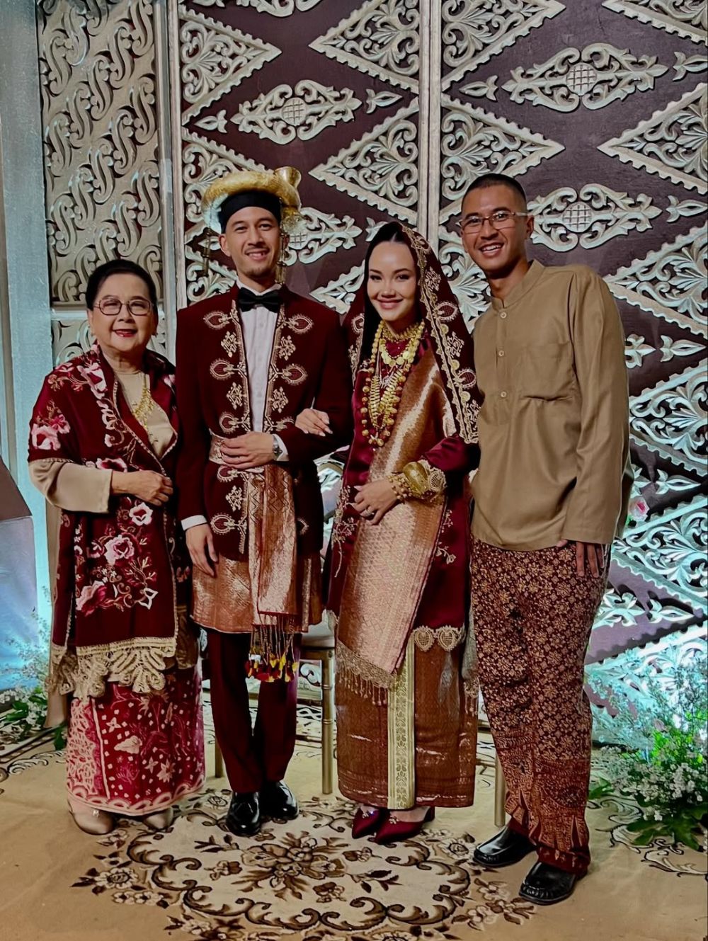 Akad sederhana, 9 potret resepsi nikah Alexandra Daguise kakak ipar Al Ghazali bernuansa adat Minang