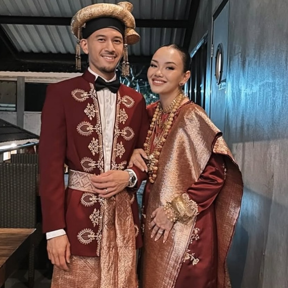 Akad sederhana, 9 potret resepsi nikah Alexandra Daguise kakak ipar Al Ghazali bernuansa adat Minang