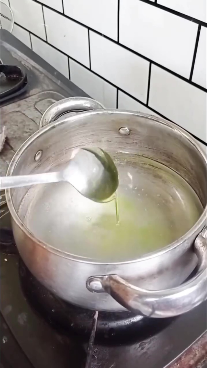 Lap dapur sering bikin perabot jadi bau? Coba cuci dengan garam dan 1 bahan dapur ini agar wangi kesat